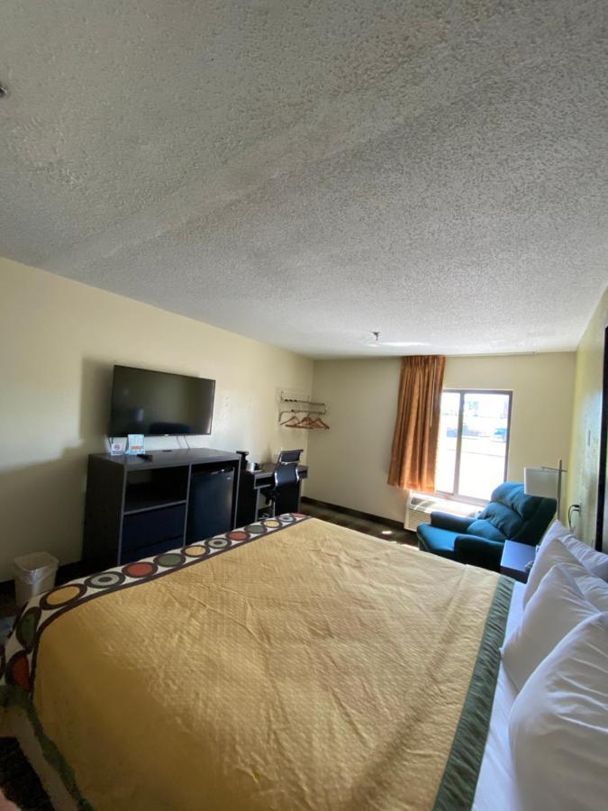 Super 8 By Wyndham Metropolis Motel Ngoại thất bức ảnh
