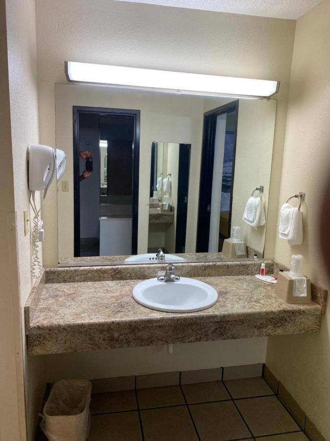 Super 8 By Wyndham Metropolis Motel Ngoại thất bức ảnh