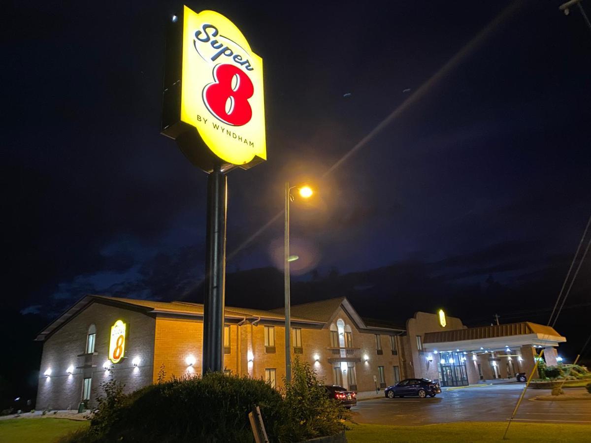 Super 8 By Wyndham Metropolis Motel Ngoại thất bức ảnh