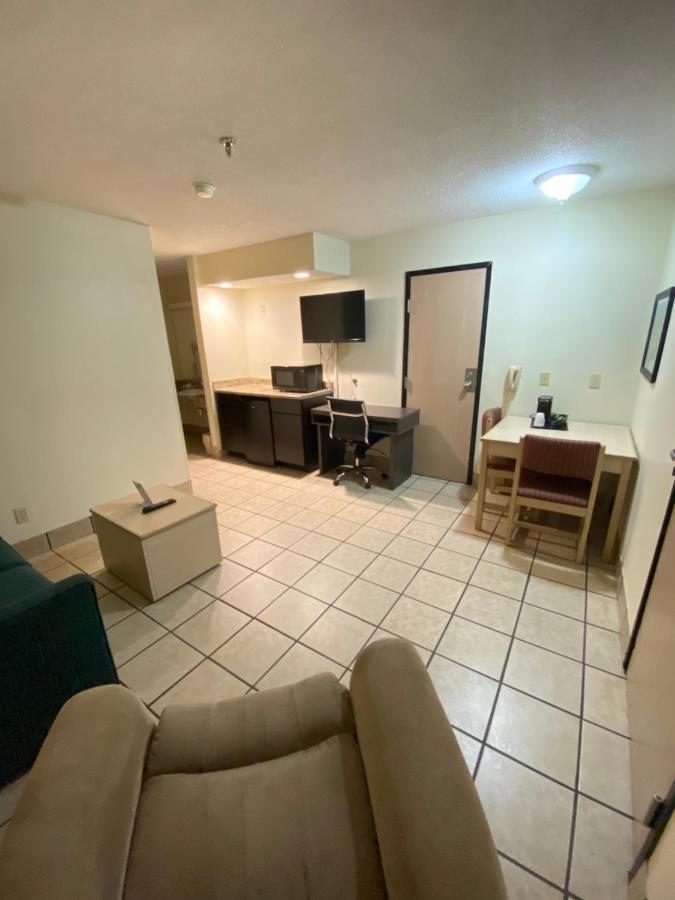Super 8 By Wyndham Metropolis Motel Ngoại thất bức ảnh