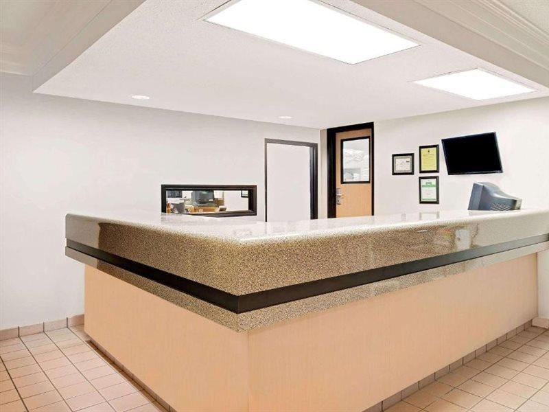 Super 8 By Wyndham Metropolis Motel Ngoại thất bức ảnh