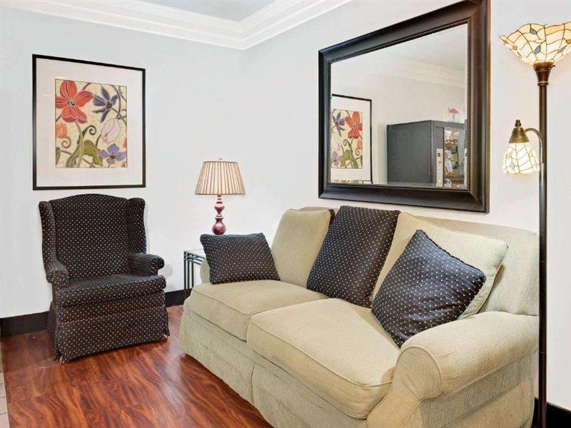 Super 8 By Wyndham Metropolis Motel Ngoại thất bức ảnh