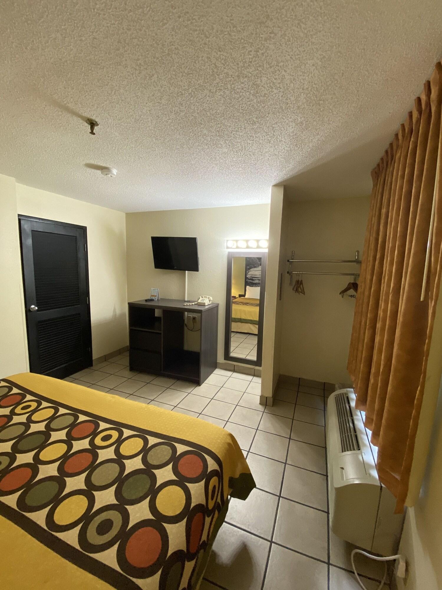 Super 8 By Wyndham Metropolis Motel Ngoại thất bức ảnh