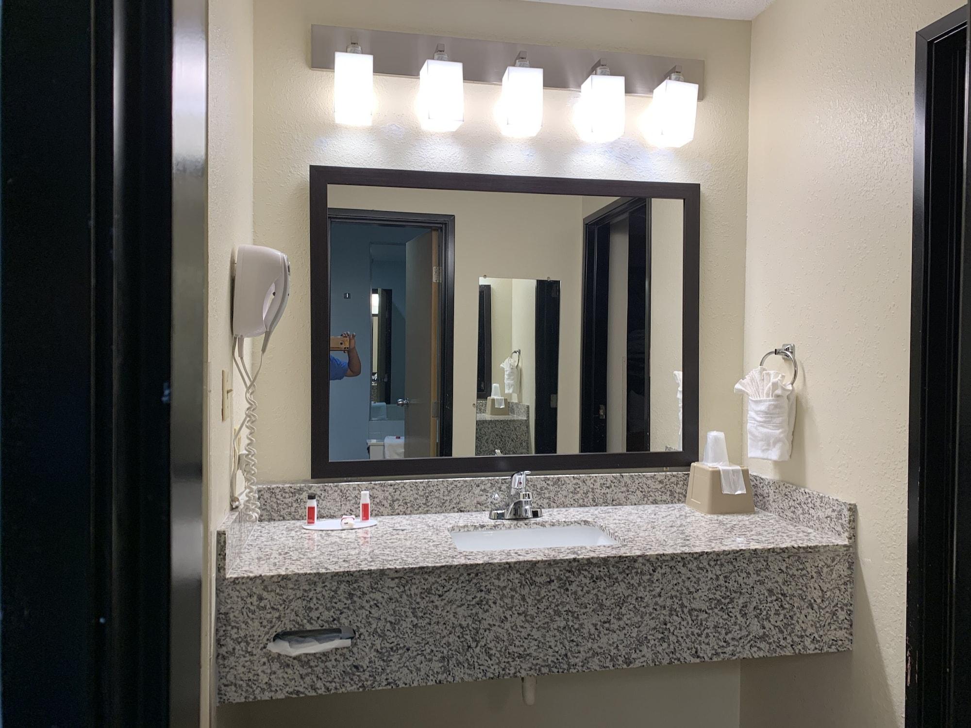 Super 8 By Wyndham Metropolis Motel Ngoại thất bức ảnh