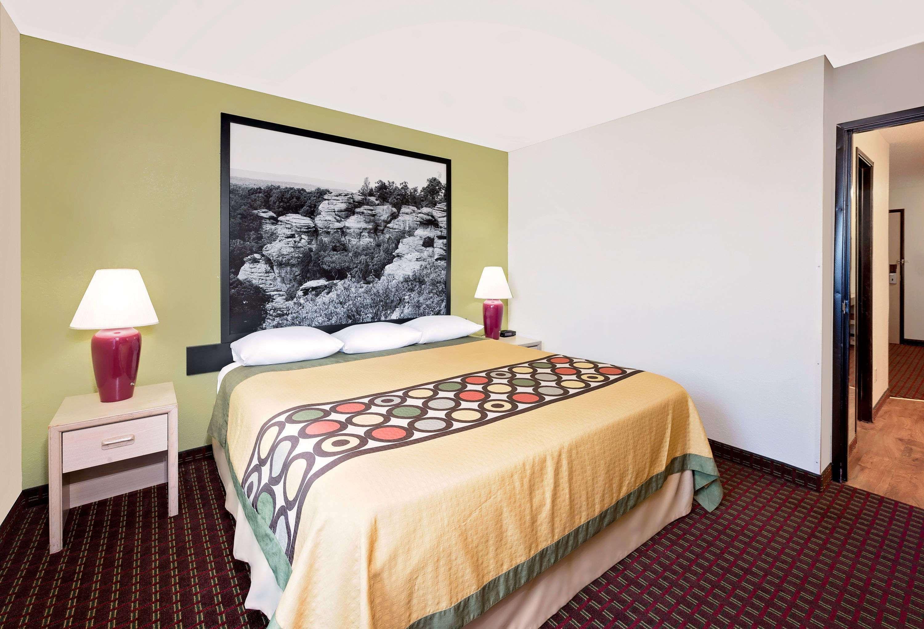 Super 8 By Wyndham Metropolis Motel Ngoại thất bức ảnh