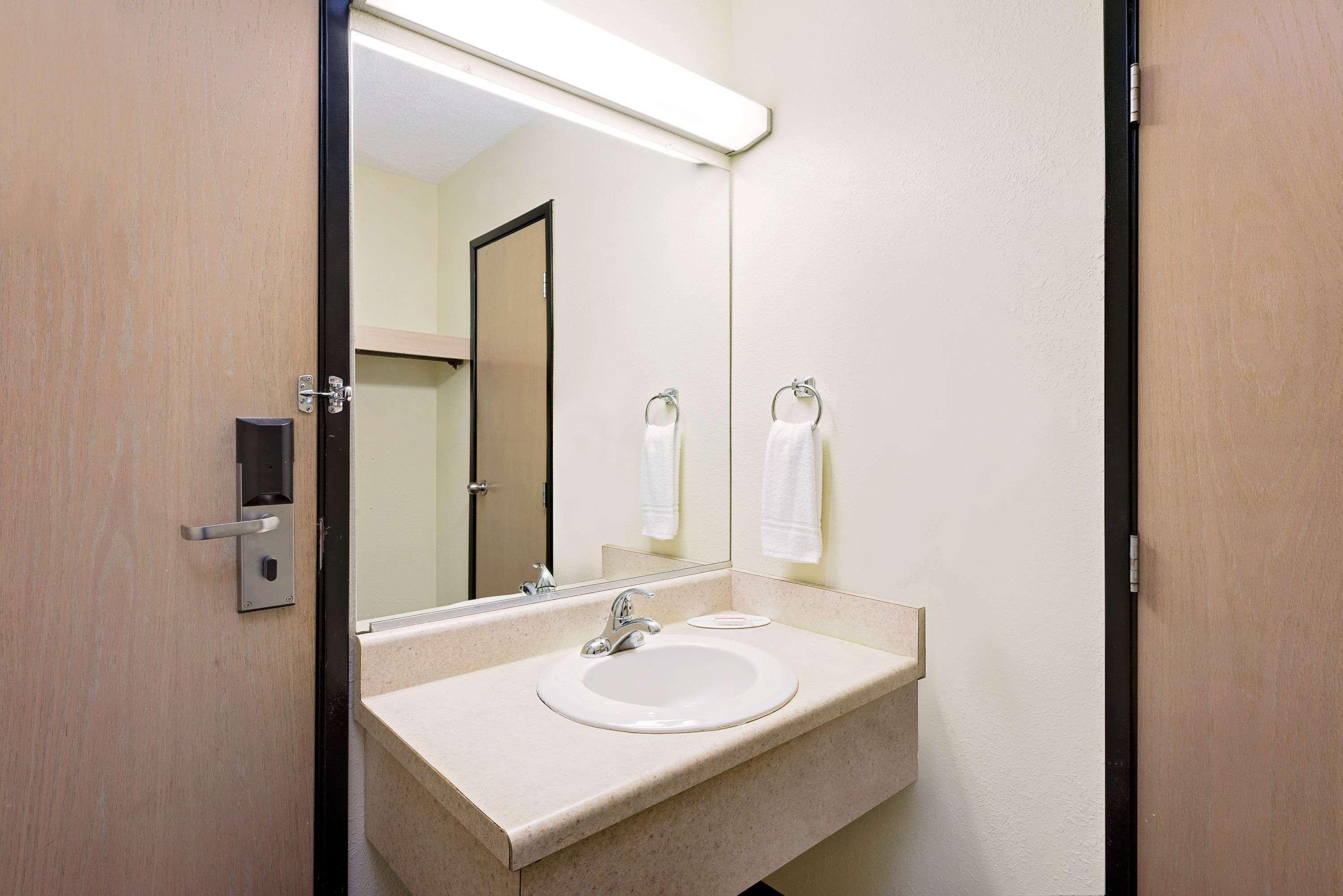 Super 8 By Wyndham Metropolis Motel Ngoại thất bức ảnh