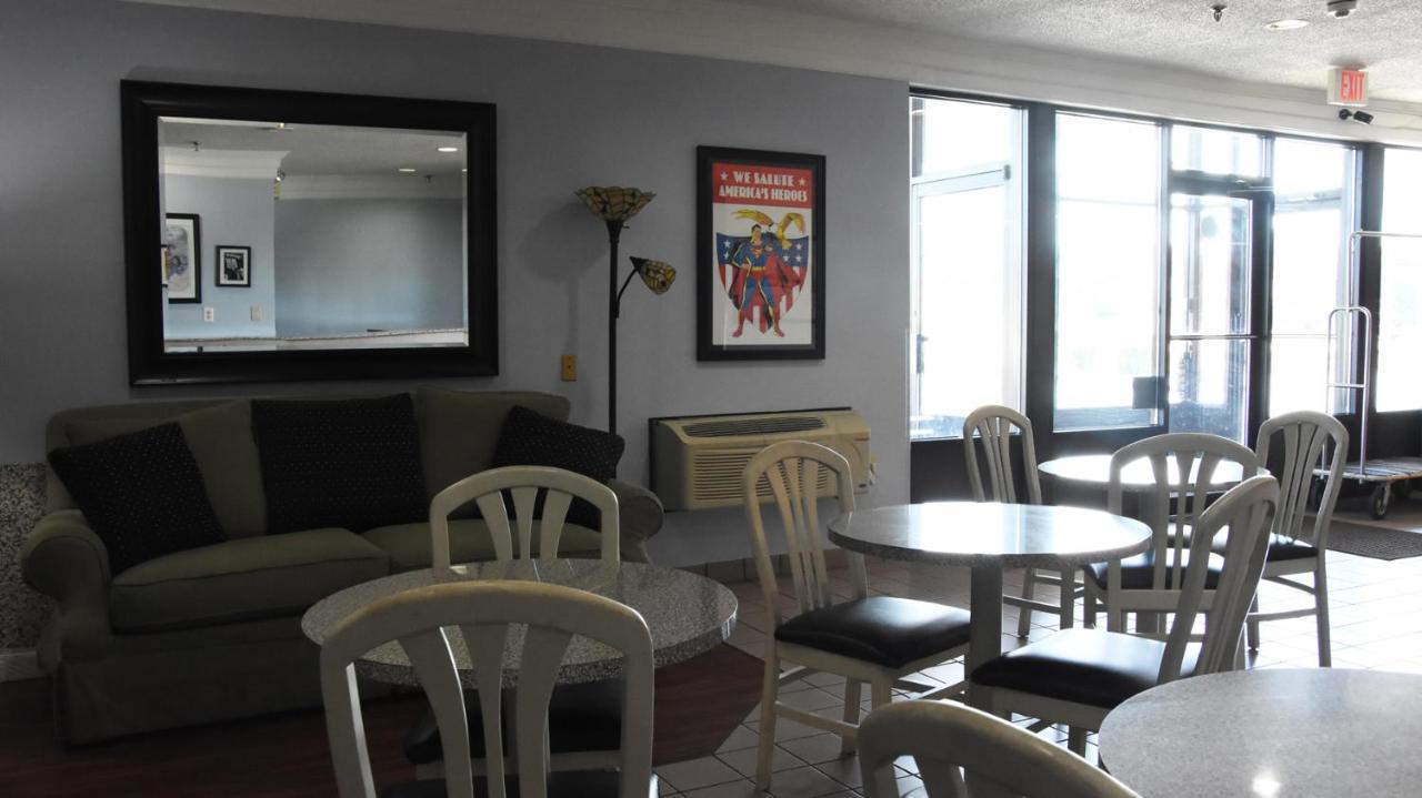 Super 8 By Wyndham Metropolis Motel Ngoại thất bức ảnh