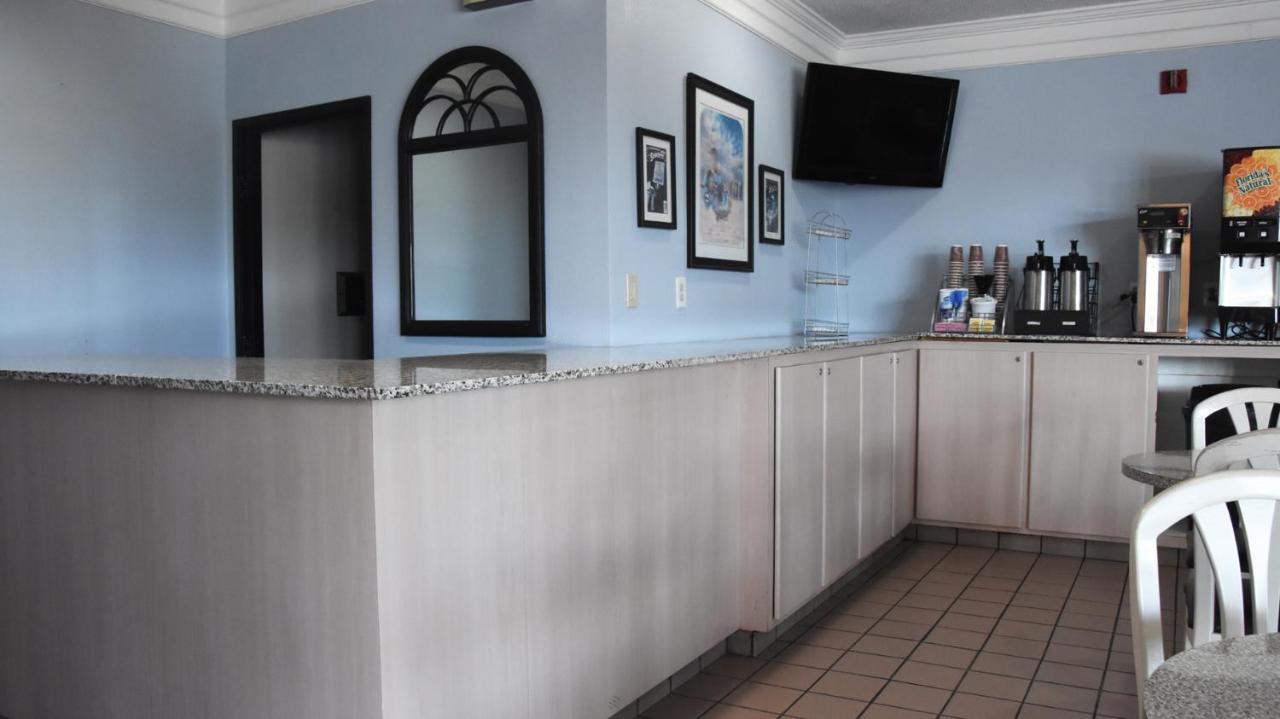 Super 8 By Wyndham Metropolis Motel Ngoại thất bức ảnh