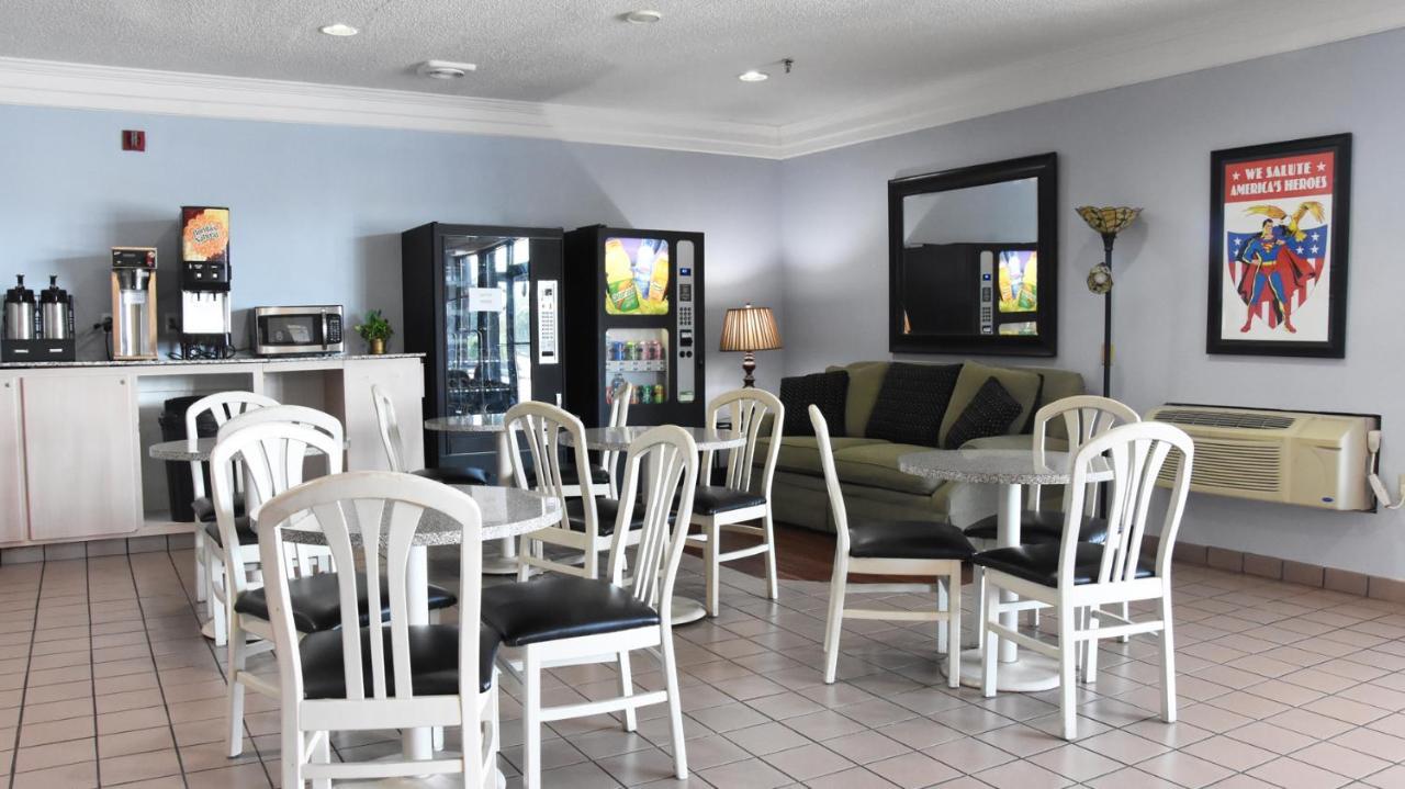 Super 8 By Wyndham Metropolis Motel Ngoại thất bức ảnh